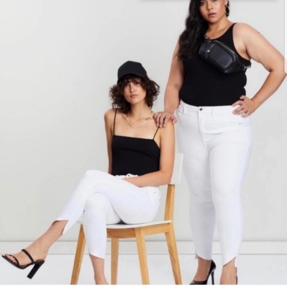 Good American Good Leg Crop High Rise White Cascade Hem Size 25 - Picture 10 of 16